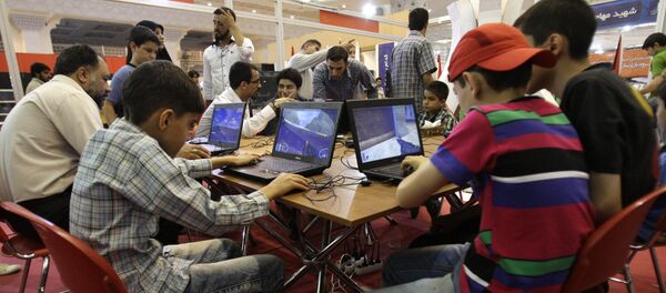 Iranians play computer games, in a computer games exhibition, at the Imam Khomeini grand mosque in Tehran, Iran (File) - Sputnik International