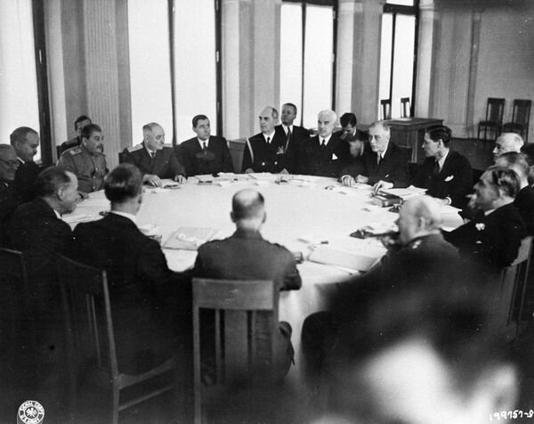 A meeting during the Yalta Conference, also known as the Crimea Conference, held from February 4 through February 11, 1945. Image reproduced from a photograph. A meeting during the Yalta Conference, also known as the Crimea Conference, held from February 4 through February 11, 1945. Image reproduced from a photograph. - Sputnik International