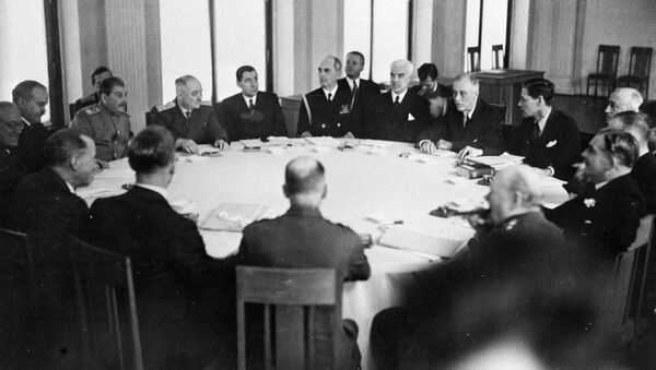 A meeting during the Yalta Conference, also known as the Crimea Conference, held from February 4 through February 11, 1945. Image reproduced from a photograph. - Sputnik International