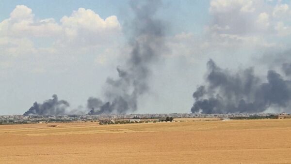 A video grab shows smoke rising from the city of Manbij, Syria. - Sputnik International