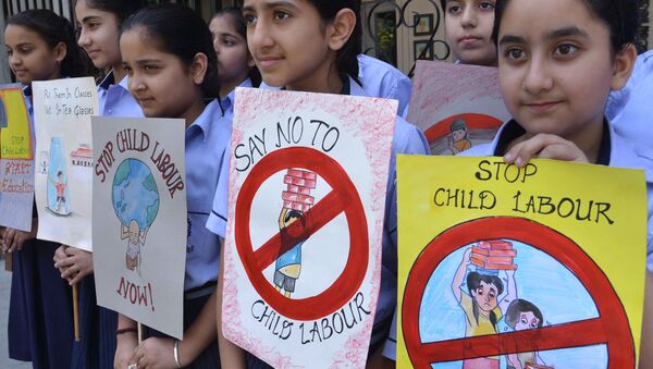 Indian students hold placards during a demonstration against 'child labour' - Sputnik International