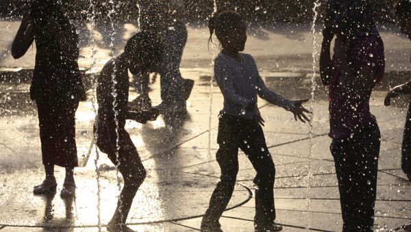 Iranian children enjoy a water fountain, while temperatures reach over 35 Celsius (95 Fahrenheit), at the Ebrahim (Abraham) Park in Tehran, Iran, Wednesday, July 13, 2011 - Sputnik International