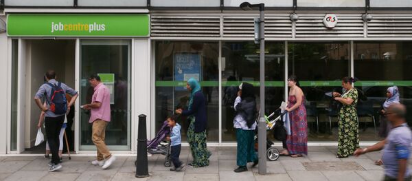 People queue to enter a job centre in east London on July 20, 2016 People queue to enter a job centre in east London on July 20, 2016 - Sputnik International