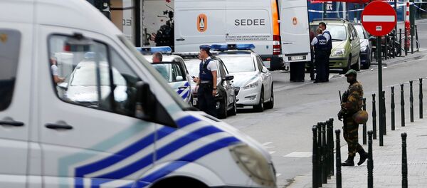 Belgian police officers and the anti-bomb squad are pictured after a man was seen wearing a thick coat with wires protruding from underneath in central Brussels, July 20, 2016 Belgian police officers and the anti-bomb squad are pictured after a man was seen wearing a thick coat with wires protruding from underneath in central Brussels, July 20, 2016 - Sputnik International