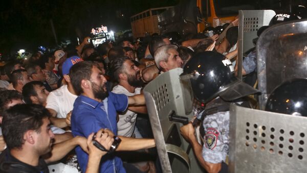 Armenian protesters clash with police officers near the area around a police station in Yerevan, Armenia, Wednesday, July 20, 2016 - Sputnik International
