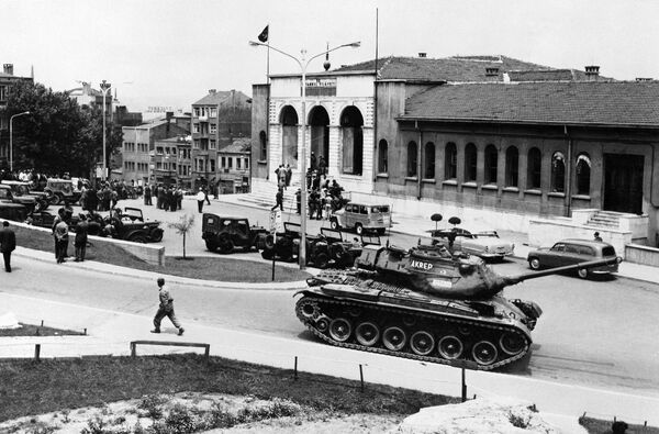 Following the overthrow of the Democratic Party by a military coup d'état, the Governor's Residence in Istanbul is guarded by Turkish Army tanks 30 May 1960 - Sputnik International