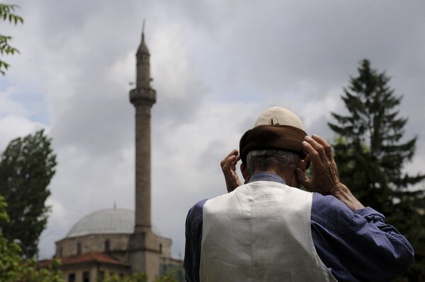 An elderly Kosovo Muslim prays on the street in front of a mosque during Friday Prayer on July 1, 2011 in Pristina An elderly Kosovo Muslim prays on the street in front of a mosque during Friday Prayer on July 1, 2011 in Pristina - Sputnik International