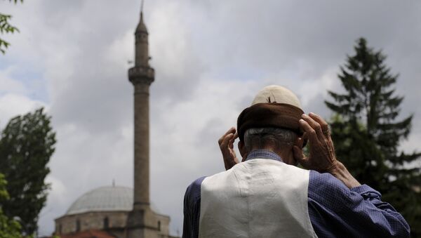 An elderly Kosovo Muslim prays on the street in front of a mosque during Friday Prayer on July 1, 2011 in Pristina - Sputnik International