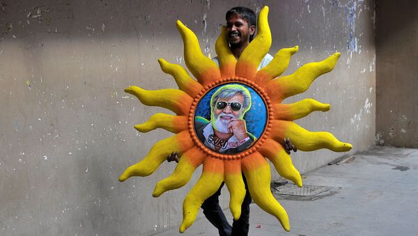 A man carries a plaster of Paris artwork featuring actor Rajinikanth outside a movie theatre on the eve of the release of Tamil film Kabali in Bengaluru, India, July 21, 2016 - Sputnik International