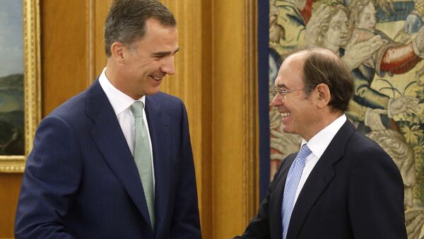 Spanish king Felipe VI (L) welcomes reelected President of the Senate of Spain Pio Garcia-Escudero Marquez before posing for media at La Zarzuela Palace in Madrid, on July 20, 2016 - Sputnik International