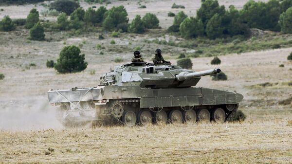 Spanish Leopard 2 tank going into position - Sputnik International
