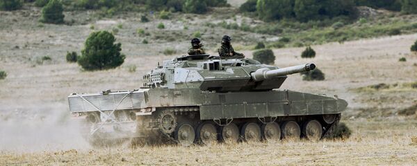 Spanish Leopard 2 tank going into position - Sputnik International