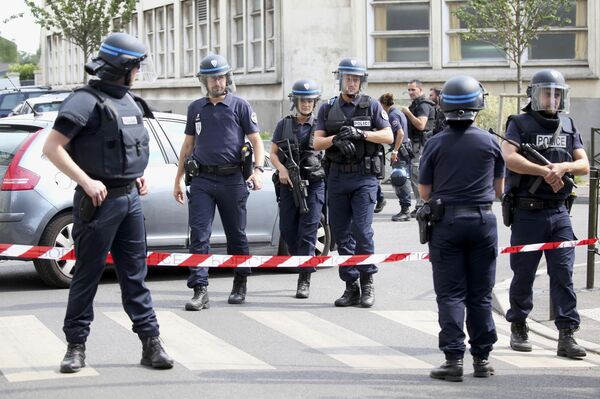 French police secure a street as members of special forces carried out counter-terrorism swoop at different locations in Argenteuil, a suburb in northern Paris, France, July 21, 2016 - Sputnik International
