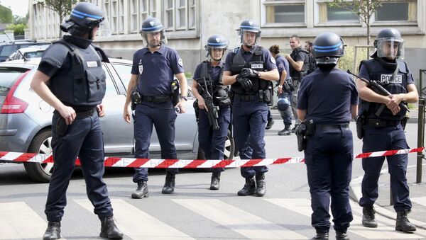 French police secure a street as members of special forces carried out counter-terrorism swoop at different locations in Argenteuil, a suburb in northern Paris, France, July 21, 2016 - Sputnik International