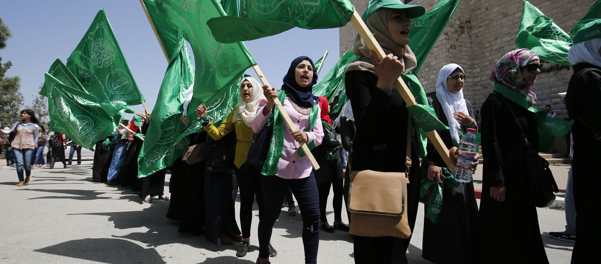 Palestinian students supporting the Hamas movement take part in a rally during an election campaign for the student council at the Birzeit University, near the West Bank city of Ramallah on April 26, 2016  - Sputnik International, 1920, 26.06.2021