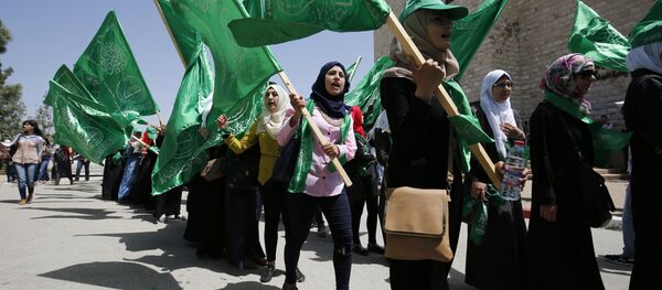 Palestinian students supporting the Hamas movement take part in a rally during an election campaign for the student council at the Birzeit University, near the West Bank city of Ramallah on April 26, 2016 - Sputnik International