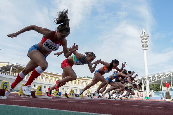 Athletes at the start of the women's 100m semifinal race at the Russian Track and Field Cup at the Meteor stadium in Zhukovsky, Moscow Region - Sputnik International