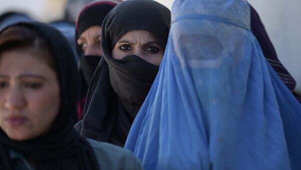 Afghan women line up to receive food donations during the month of Ramadan in Kabul on June 23, 2016 - Sputnik International