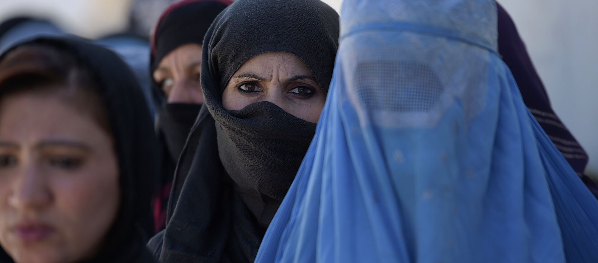 Afghan women line up to receive food donations during the month of Ramadan in Kabul on June 23, 2016 - Sputnik International, 1920