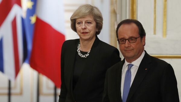 French President Francois Hollande (R) and Britain's Prime Minister Theresa May arrive to attend a news conference at the Elysee Palace in Paris, France, July 21, 2016. - Sputnik International