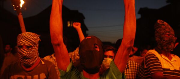 A masked Kashmiri shouts slogans during a in a torch light protest in Srinagar, Indian controlled Kashmir, Thursday, July 21, 2016. - Sputnik International