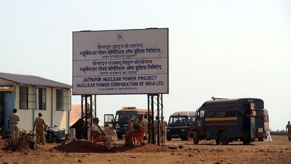 Police officers guard the proposed site of the Nuclear Power Project near Jaitapur, some 400 kilometres (250 miles) south of Mumbai (File) - Sputnik International