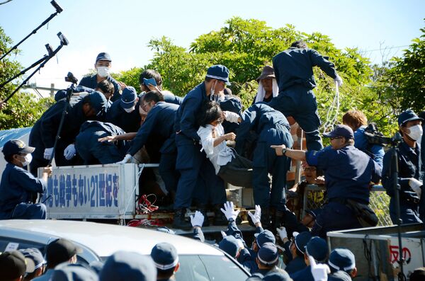 People protesting against restarting the construction of helipads for US forces clash with riot police in Higashi-son, Okinawa prefecture on July 22, 2016 People protesting against restarting the construction of helipads for US forces clash with riot police in Higashi-son, Okinawa prefecture on July 22, 2016 - Sputnik International