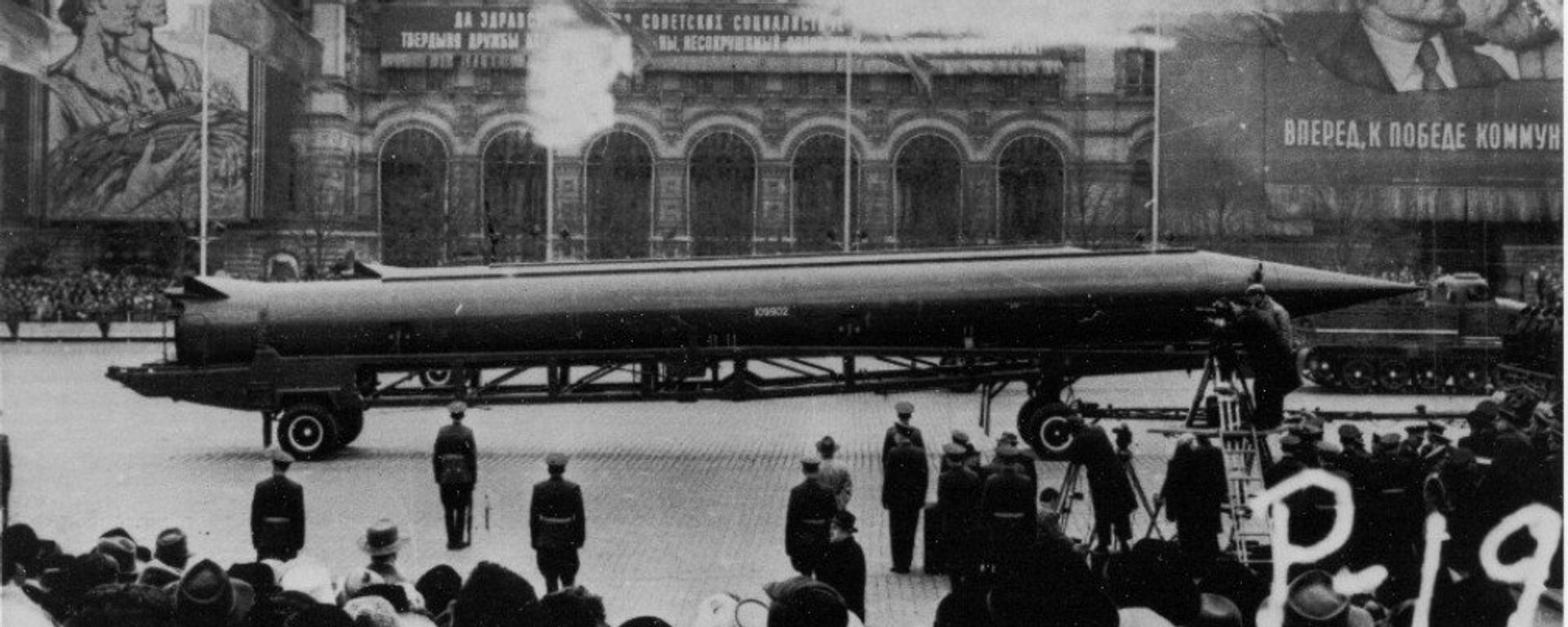 CIA reference photograph of Soviet medium-range ballistic missile (SS-4 in U.S. documents, R-12 in Soviet documents) in Red Square, Moscow. The weapon was deployed to Cuba in October 1962, sparking the Cuban Missile Crisis. - Sputnik International, 1920, 28.10.2022