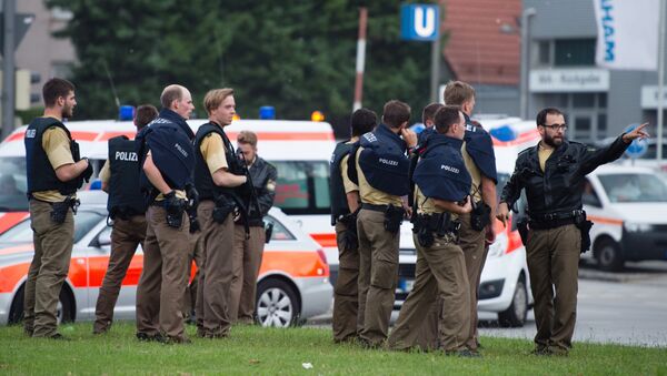Police walks towards a shopping mall amid a shooting on July 22, 2016 in Munich - Sputnik International