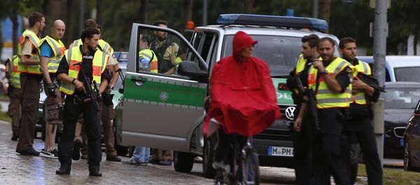 Man In Red Poncho Sits Near Police During Munich Shooting - Sputnik International