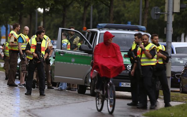 Man In Red Poncho Sits Near Police During Munich Shooting - Sputnik International