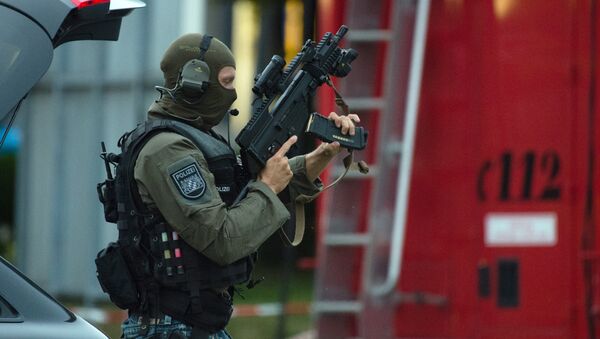 Police officer search a residential area near the Olympia shopping centre after a shooting was reported there in Munich. - Sputnik International