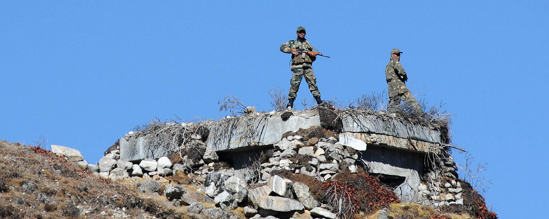 Indian Army personnel keep vigilance at Bumla pass at the India-China border in Arunachal Pradesh - Sputnik International, 1920, 11.11.2021