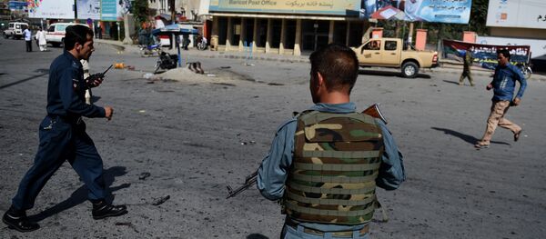 Afghan security personnel arrive after a suicide attack that targeted crowds of minority Shiite Hazaras during a demonstration at the Deh Mazang Circle of Kabul on July 23, 2016. Afghan security personnel arrive after a suicide attack that targeted crowds of minority Shiite Hazaras during a demonstration at the Deh Mazang Circle of Kabul on July 23, 2016. - Sputnik International
