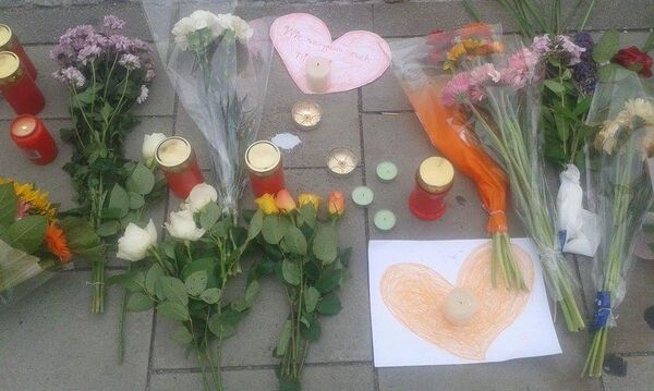 Flowers outside the Olympia shopping mall, where the shooting rampage took place in Munich, Germany. - Sputnik International