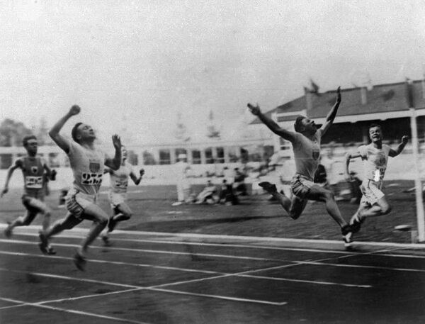 Charles (Charley) Paddock, second from right, of the USA wins the 100 meters final with his famous flying finish at the 1920 Summer Olympics in Antwerp, Belgium. (File) - Sputnik International