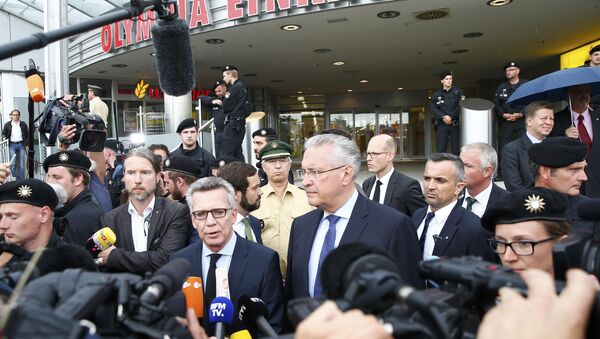 German Interior Minister Thomas De Maiziere makes a statement in front of the Olympia shopping mall. - Sputnik International