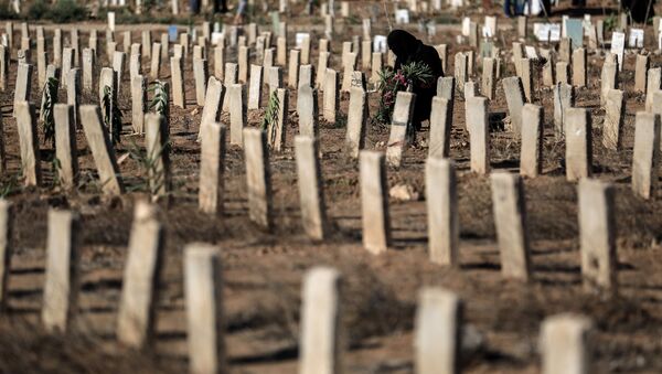 A woman visits the grave of a relative in the rebel-held town of Douma, east of the capital Damascus - Sputnik International