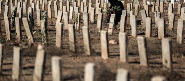 A woman visits the grave of a relative in the rebel-held town of Douma, east of the capital Damascus - Sputnik International
