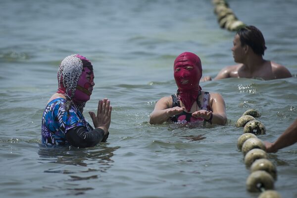 Women clad in facekinis cool off in the surf in Qingdao, eastern China's Shandong province - Sputnik International