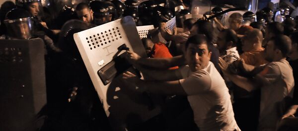 Prostesters clash with the police outside the seized road police building in Yerevan - Sputnik International