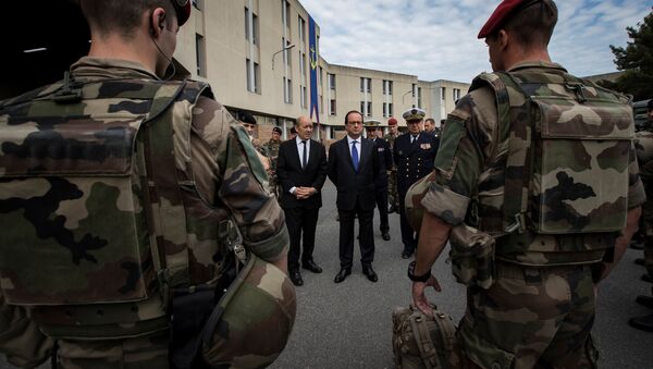 French President Francois Hollande (R) and Defence Minister Jean-Yves Le Drian review troops at the Army base and command centre for France's 'Vigipirate' plan, dubbed 'Operation Sentinelle', at the fort of Vincennes, on the outskirts of Paris, France, July 25, 2016 - Sputnik International