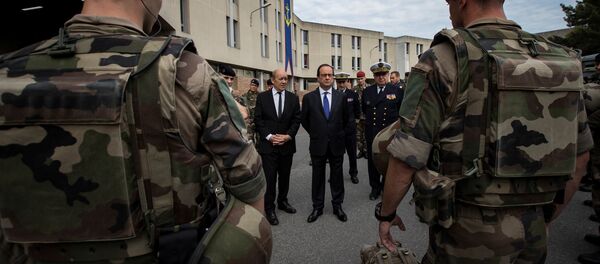 French President Francois Hollande (R) and Defence Minister Jean-Yves Le Drian review troops at the Army base and command centre for France's 'Vigipirate' plan, dubbed 'Operation Sentinelle', at the fort of Vincennes, on the outskirts of Paris, France, July 25, 2016 - Sputnik International