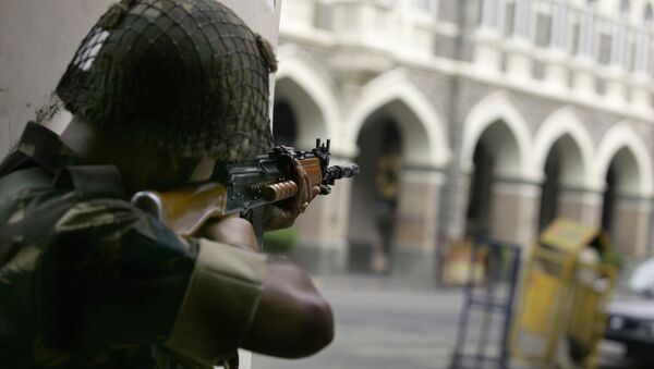 An Indian soldiers aims at Taj Mahal Hotel where suspected militants are holed up during an assault in Mumbai, India, Friday, Nov. 28, 2008. - Sputnik International