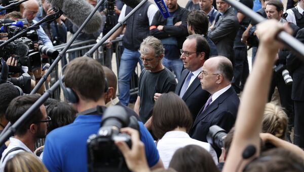 French President Francois Hollande (C) flanked by Hubert Wulfranc mayor of Saint-Etienne-du-Rouvray (L) and French Interior Minister Bernard Cazeneuve (R), speaks to the press as he leaves the Saint-Etienne-du-Rouvray's city hall following a hostage-taking at a church of the town on July 26, 2016 that left the priest dead. - Sputnik International