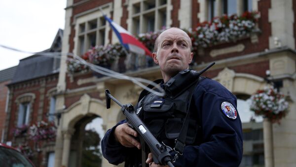 A policeman secures a position in front of the city hall after two assailants had taken five people hostage in the church at Saint-Etienne-du -Rouvray near Rouen in Normandy, France, July 26, 2016. - Sputnik International