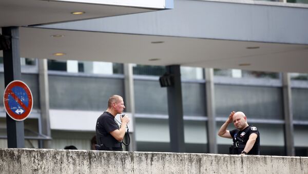 Police stand outside the university clinic in Steglitz, a southwestern district of Berlin, July 26, 2016 after a doctor had been shot at and the gunman had killed himself. - Sputnik International