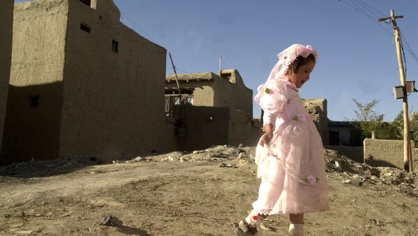 Girl plays outside during a wedding party in Kabul, Afghanistan - Sputnik International