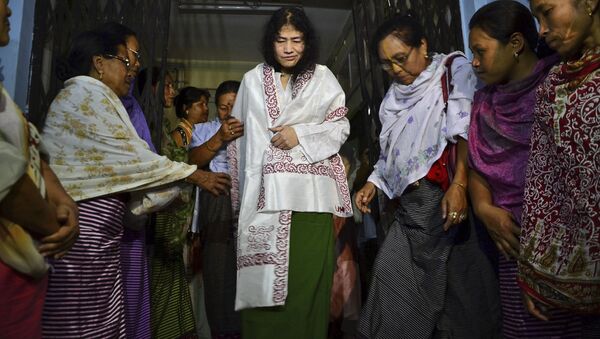 In this Wednesday, Aug. 20, 2014 photo, Irom Sharmila, center, walks out of a security ward after her release in Porompal district, in Imphal, India. - Sputnik International