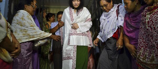 In this Wednesday, Aug. 20, 2014 photo, Irom Sharmila, center, walks out of a security ward after her release in Porompal district, in Imphal, India. - Sputnik International